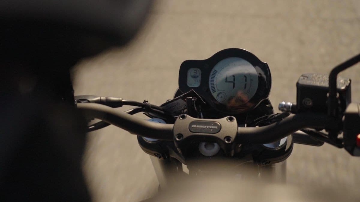 QJ MOTOR SRV 550: Media a sorpresa